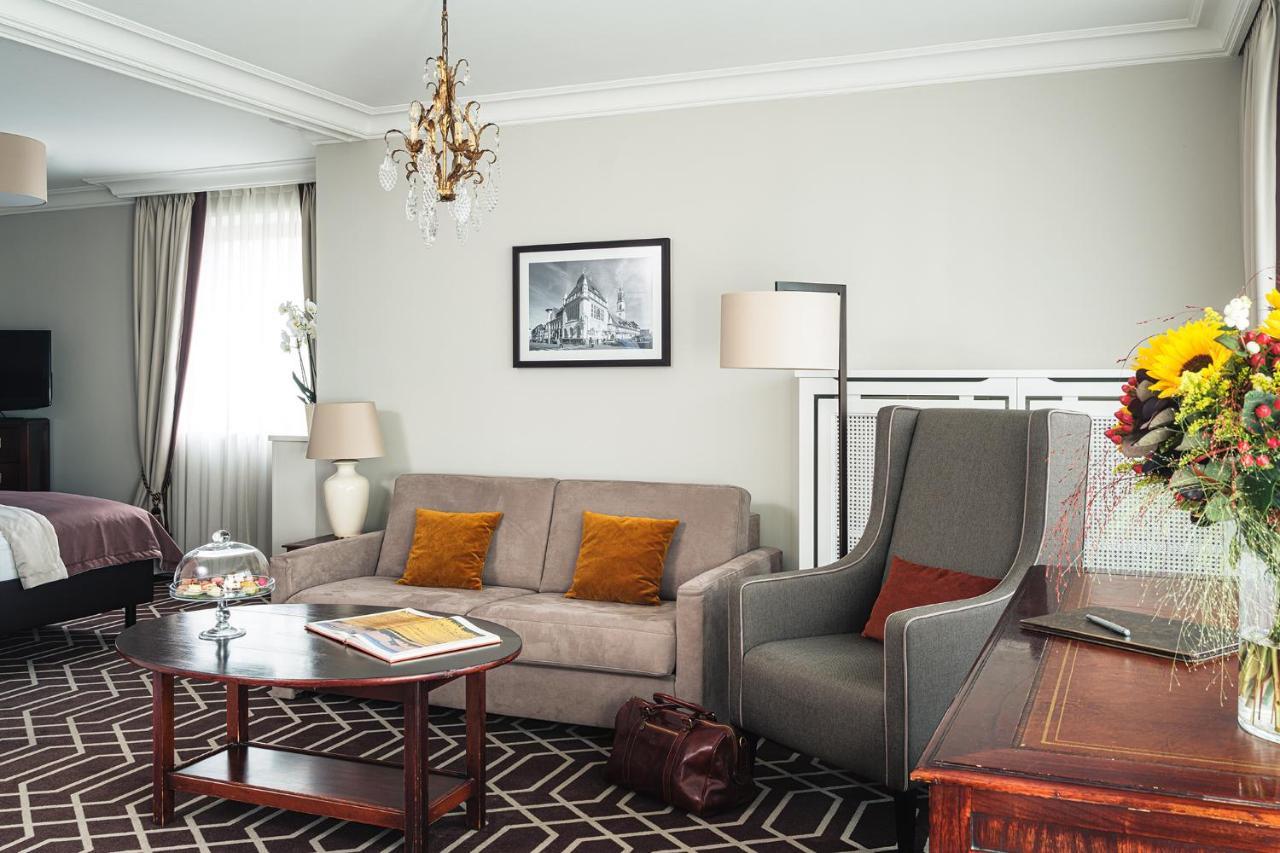 Althoff Hotel Fuerstenhof Celle Exteriér fotografie A suite at the Hotel de Crillon