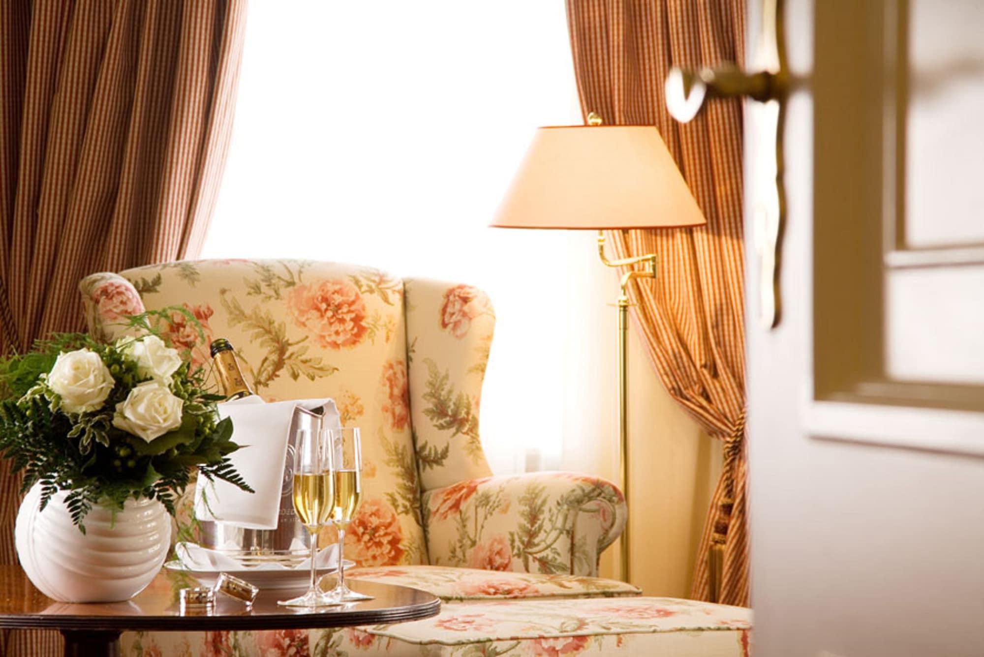 Althoff Hotel Fuerstenhof Celle Exteriér fotografie A suite at the Hotel de Crillon