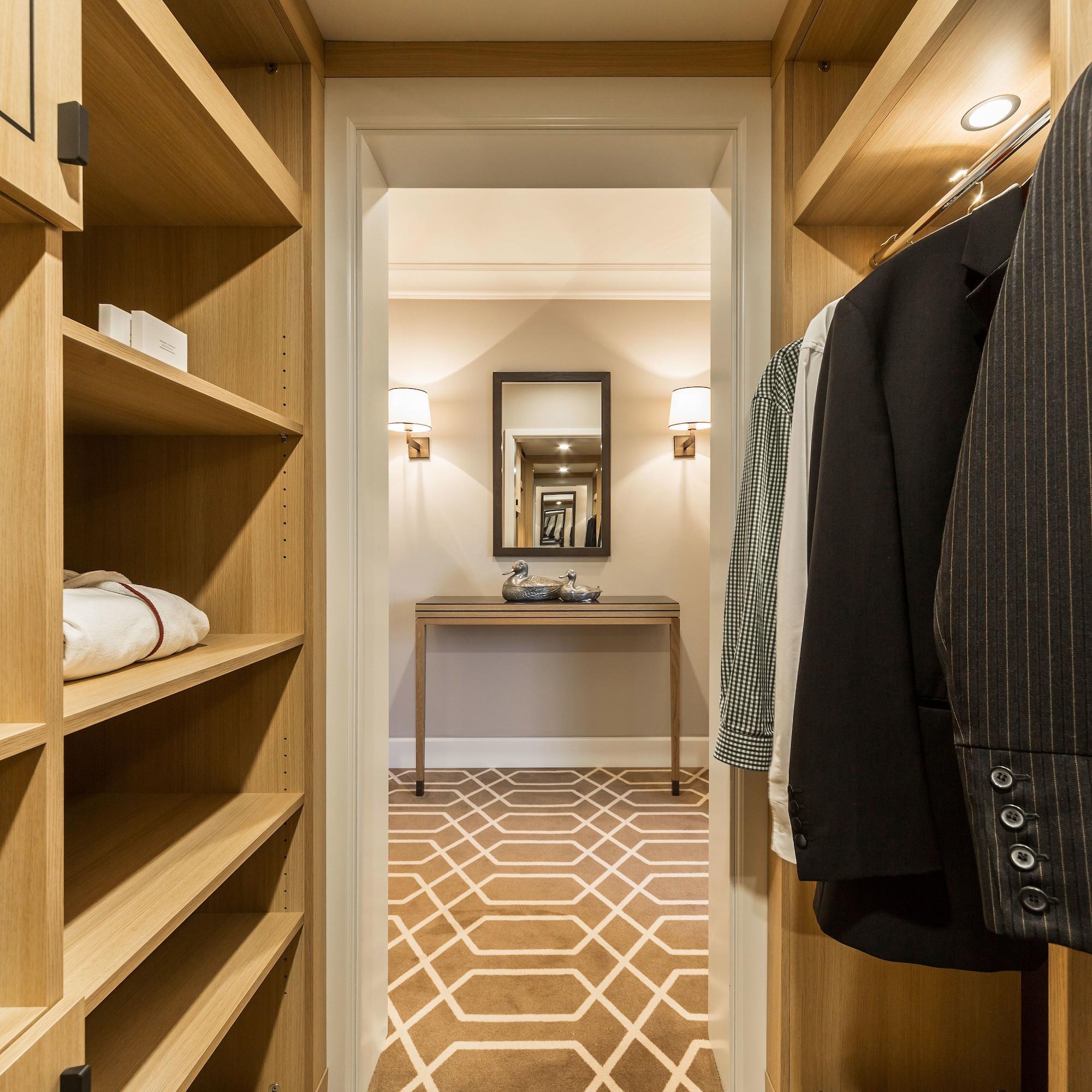 Althoff Hotel Fuerstenhof Celle Exteriér fotografie A walk-in closet