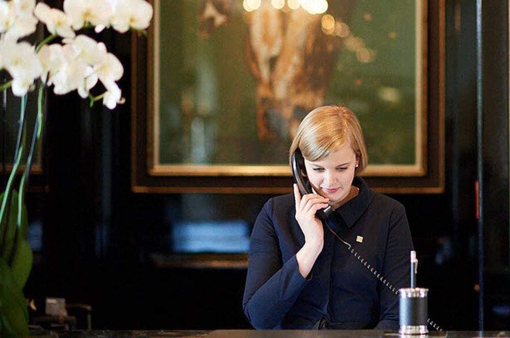 Althoff Hotel Fuerstenhof Celle Exteriér fotografie A hotel receptionist