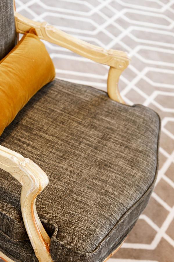 Althoff Hotel Fuerstenhof Celle Exteriér fotografie A chair upholstered in tweed