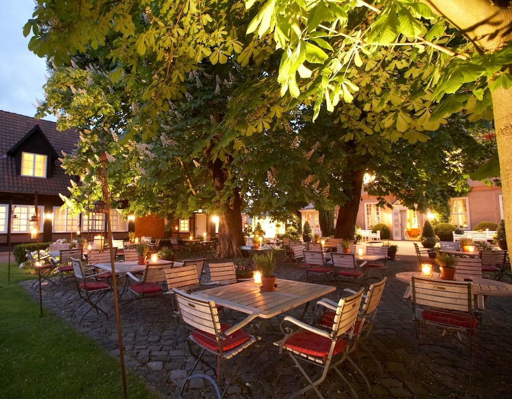 Althoff Hotel Fuerstenhof Celle Exteriér fotografie The courtyard of the restaurant