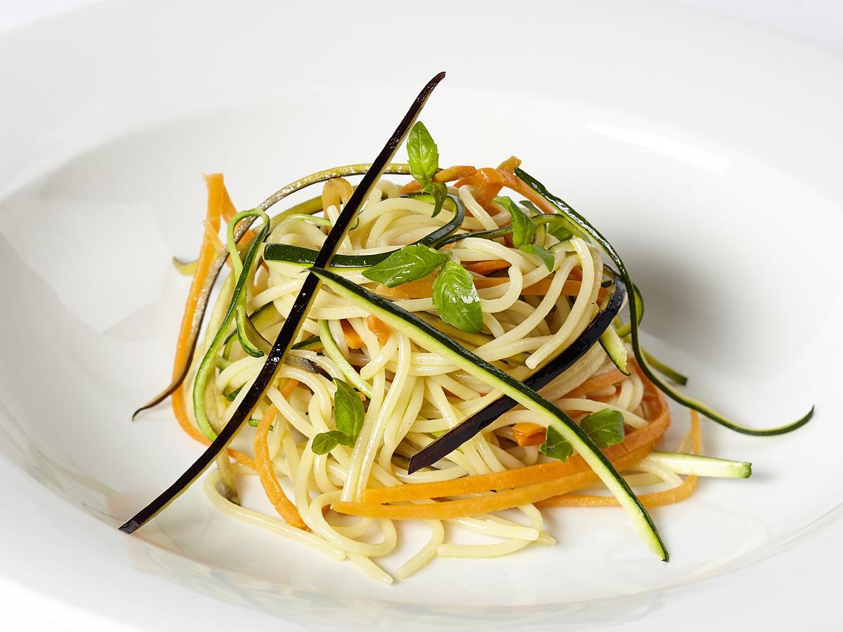 Althoff Hotel Fuerstenhof Celle Exteriér fotografie A plate of spaghetti with zucchini